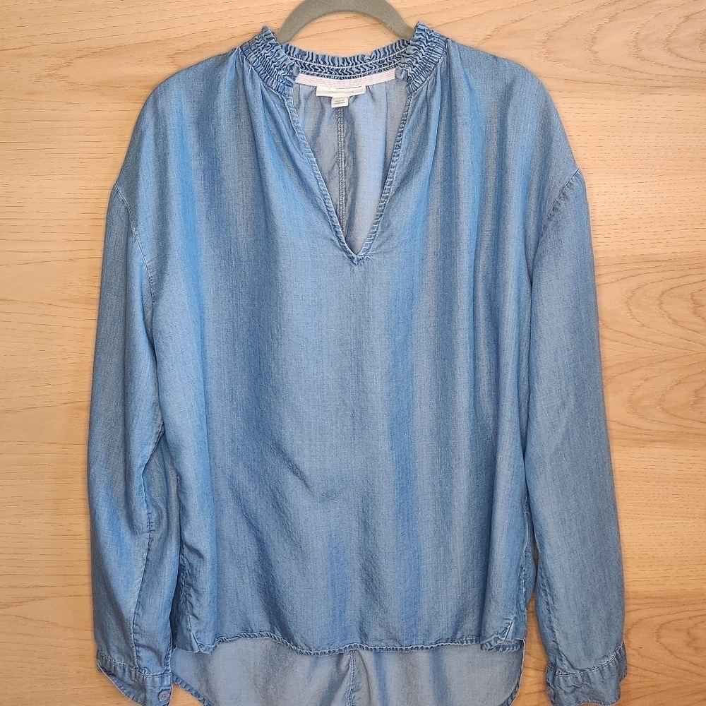ON 34TH RUCHED DELICATE RUFFLE V NECK CHAMBRAY OVERSIZED ULTRA SOFT TOP BLOUSE M